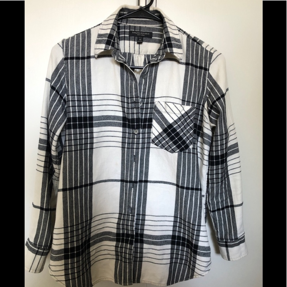 Banana Republic soft wash-black and white plaid flannel buttons up shirt-women’s